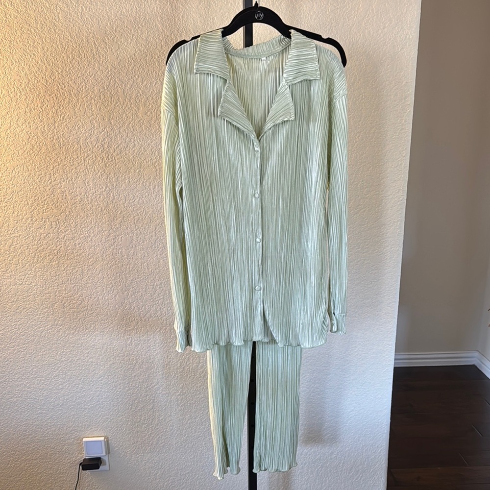 Amazon Light Green Pleated Lounge Set